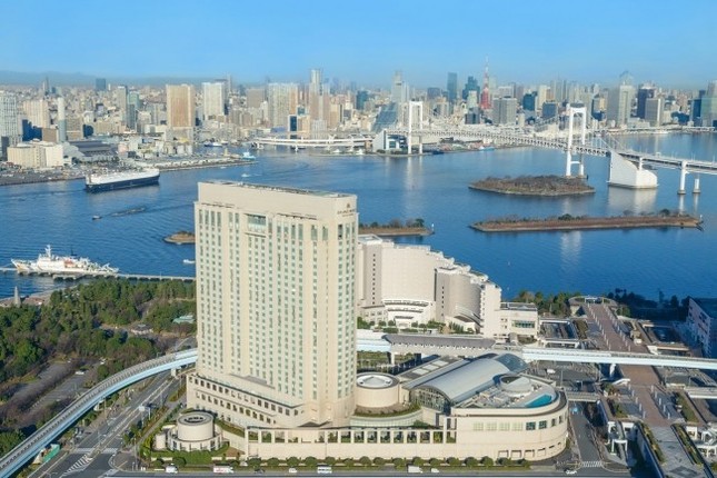 ロマンティックな夜景と特別なプレート