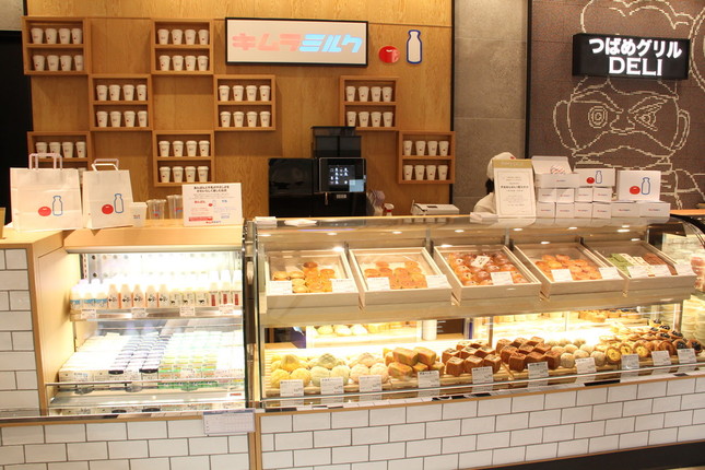 あんぱんと牛乳を併売する「キムラミルク」