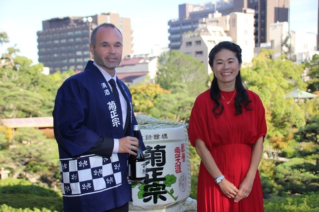 （左から）ヴィッセル神戸のアンドレス・イニエスタ選手、元サッカー女子日本代表の澤穂希さん