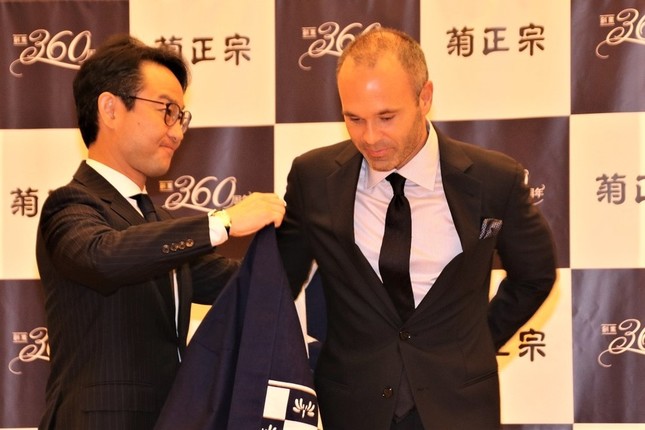 菊正宗酒造の嘉納治郎右衞門代表取締役社長に法被を着せてもらうイニエスタ選手