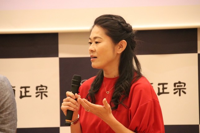 イニエスタ選手からの質問に答える澤さん