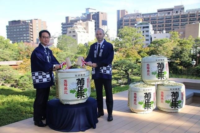 （左から）嘉納社長とイニエスタ選手