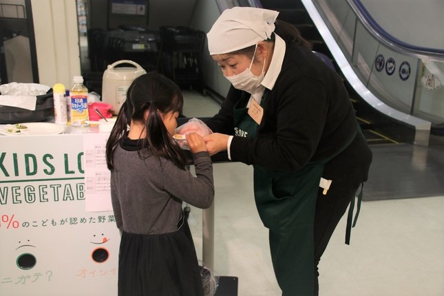 試食して「おいしい！」と喜ぶ子ども