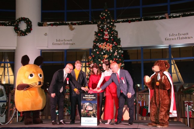 点灯セレモニーで登壇者らが点灯ボタンをオン