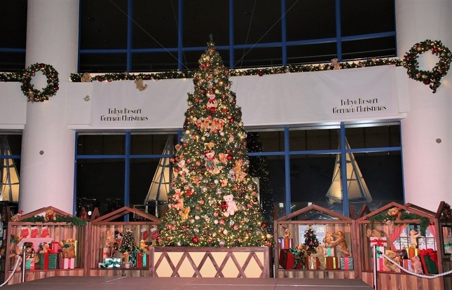 点灯した「シュタイフテディベアツリー」