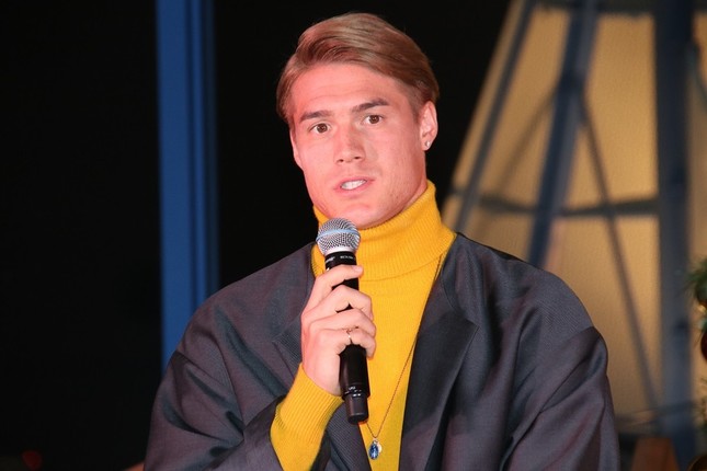 クリスマスマーケットにまつわる思い出話をする酒井選手