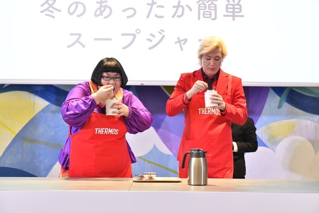 スープジャーのお弁当を試食するメイプル超合金の2人