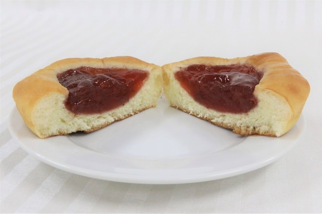 「たっぷりジャムの苺ジャムパン」の断面
