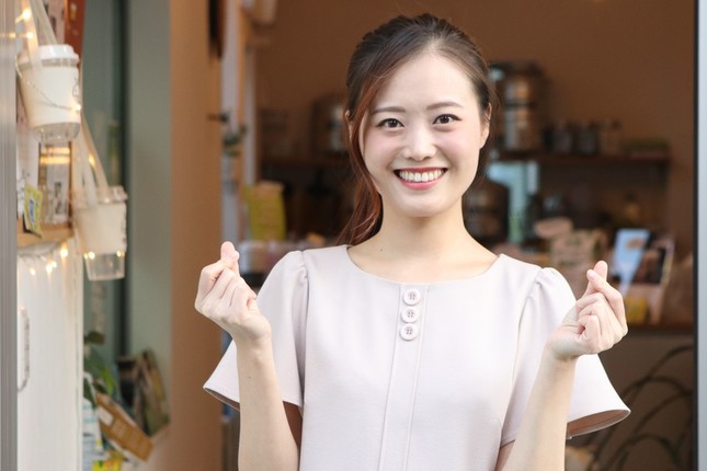 「茶引」の前で笑顔の周奕引さん