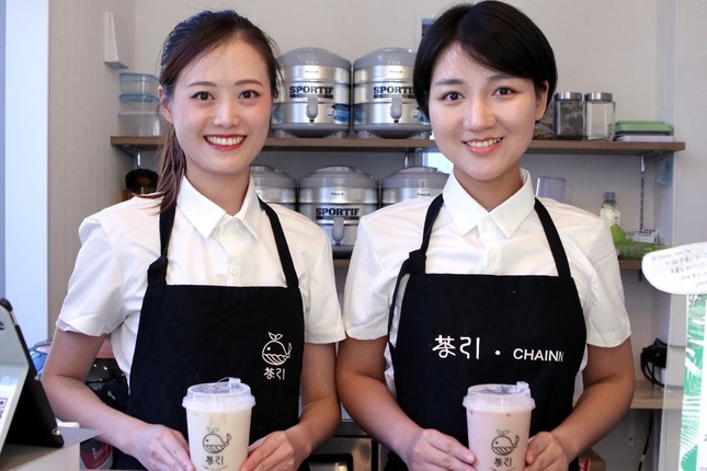 タピオカドリンクを作る周奕引さんと李恩辰さん（左から）