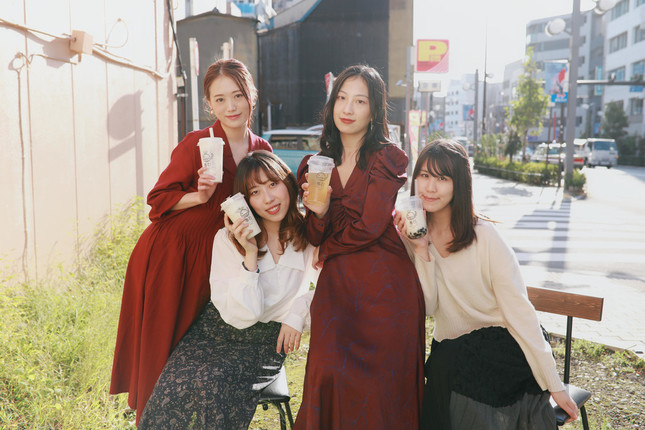 「茶引」に勤務する女性たち（写真は周奕引さん提供）