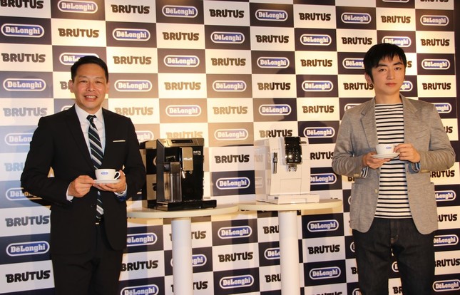 エッセイストの松浦弥太郎さんと芥川賞作家の羽田圭介さん（左から）