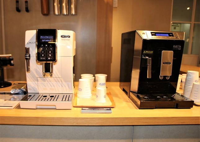 「デロンギディナミカコンパクト全自動コーヒーマシン（ECAM35035W）」と「デロンギエレッタカプチーノトップコンパクト全自動コーヒーマシン（ECAM45760B）」（左から）