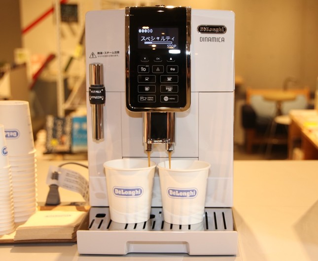 会場では全自動コーヒーマシンで入れたコーヒーの試飲が行われた