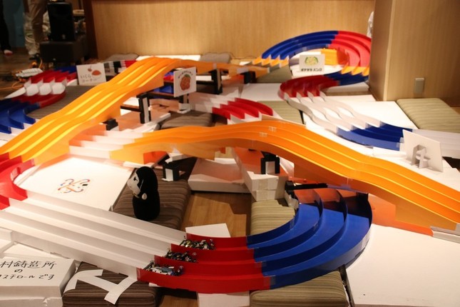 カメラで全体を収めるのが難しいほど大きな、約75メートルのコース