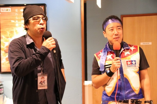 第1回つぼ八杯でもMCを務めたシンガーソングライター・鼻毛の森さん(左)、タミヤ主催のミニ四駆大会でも実況を行うMCガッツさん（右）がMCとして場を盛り上げた

