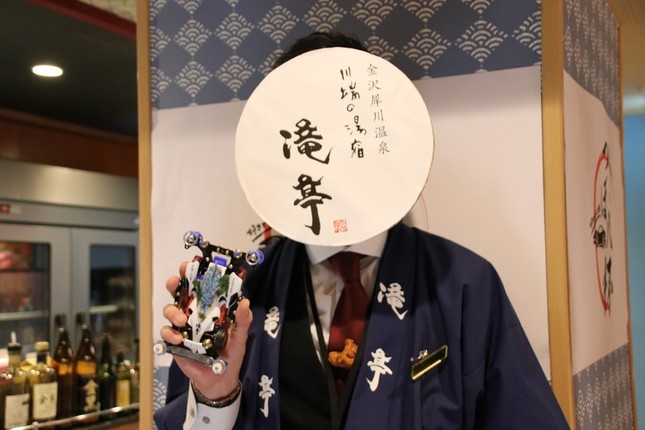 滝亭担当者とマシン「宝生の滝亭」