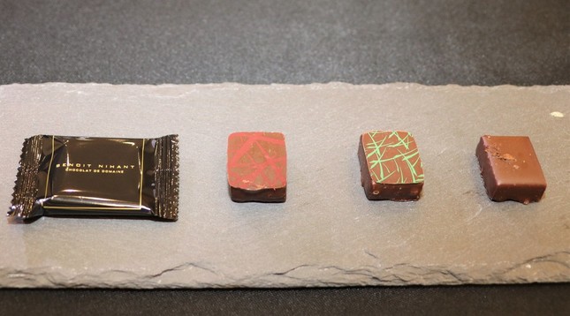 （左から）カカオ74%のチョコ、ストロベリーゼリーと山椒のチョコ、ミントのチョコ、コーヒーのチョコ