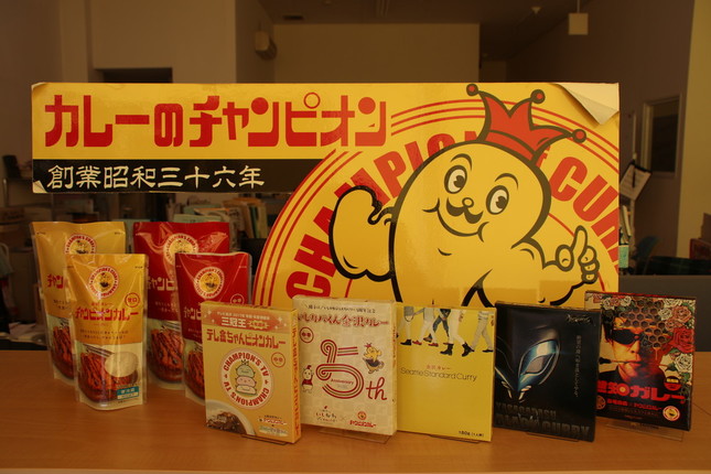 担当者が拡大販売を手掛けるレトルトカレーやチルドパック