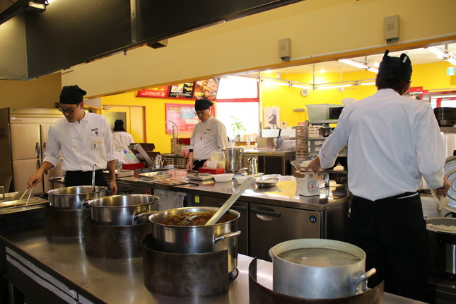 「カレーのチャンピオン野々市本店」厨房