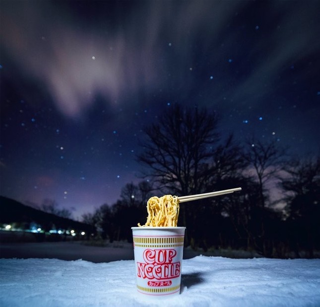 星空の下のカップヌードルが芸術的と話題に（画像は関一也さん@kazuyaseki86提供）