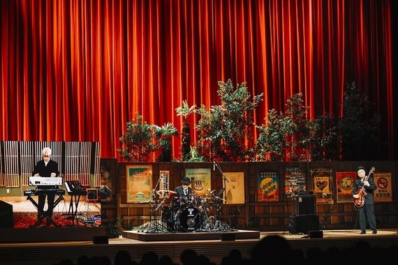 2日目、映像で参加した坂本龍一（左）を交えたYMO再結成の演奏