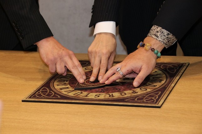 大石さん、鏡さん、秋山さんが使った「ウィジャボード」