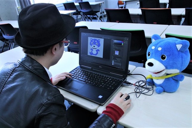 ジェイ・キャストのマスコットキャラクター「カス丸」のドット絵を即興で作る山下さん