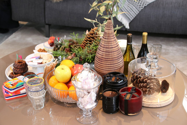 リビングのテーブルの上にはフルーツやキャンドルがぎっしりと