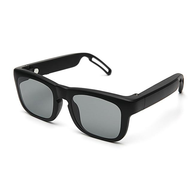 アウトドアシーンでも目を守りながら迫力のサラウンド再生