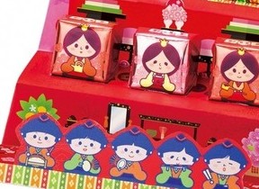 チロルチョコ「ひな祭り仕様」　箱がひな壇、包み紙が人形に早変わり