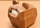 北海道土産の定番「木彫りの熊」がちょっと違う　サケくわえず愛らしく変身