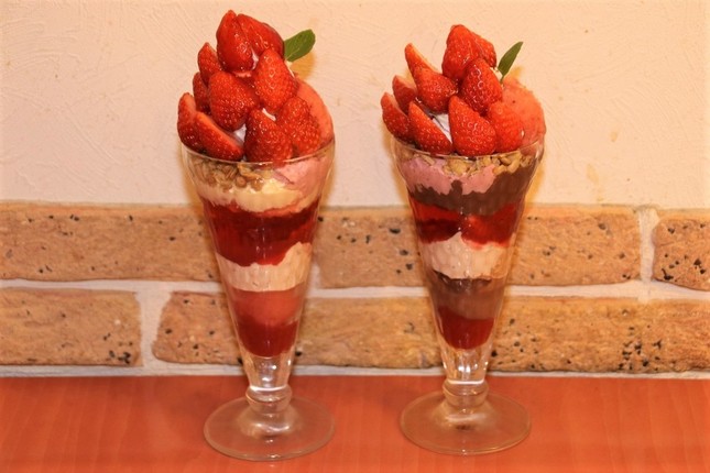 （左から）「とちおとめのザ・サンデー」と「とちおとめとチョコのザ・サンデー」