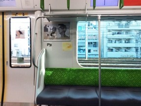 電車の座席の間や端に設置されているポール、立っている人も使っていい？