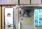 電車内の握り棒は誰のもの？　立っている乗客がつかむと座っている人が手を払いのけ...