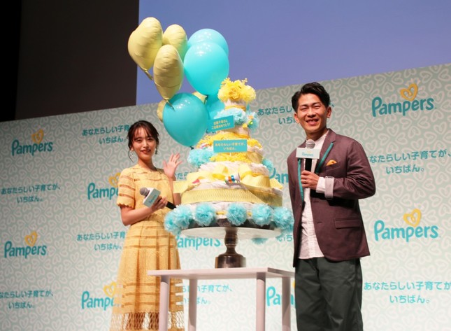 会場では、近藤さんの第二子出産を祝う「おむつケーキ」が贈られた