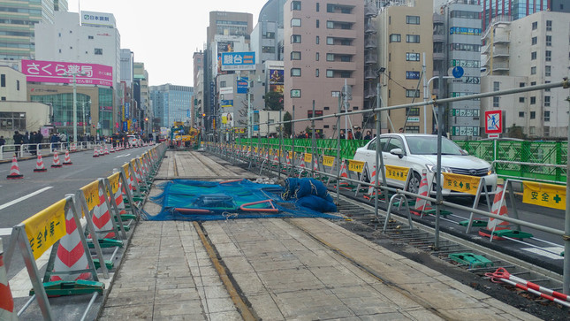 御茶ノ水駅前の橋に出現した線路