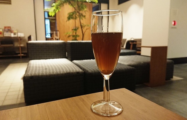 チェックイン後、ロビーでウエルカムドリンクを楽しむ