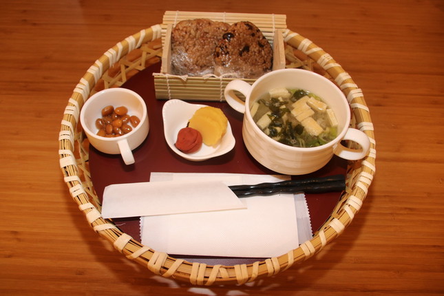 72時間発酵させた栄養価の高い玄米おにぎりとみそ汁が楽しめる和食