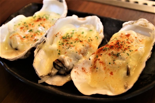 「ドでか牡蠣フェア2019」から継続提供中で、担当者おすすめの「オニスターマヨチーズ焼」