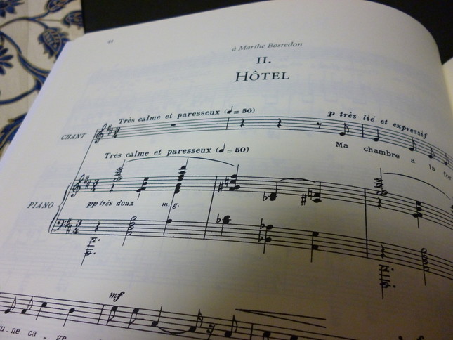 『ホテル』の楽譜冒頭には、『とても静かに、そして怠惰に』と書かれている