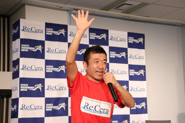 ギャグを披露する猫ひろしさん