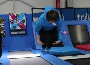 東京五輪の注目種目「トランポリン」体験記　初挑戦で「前方宙返り」目指し跳びまくったら...