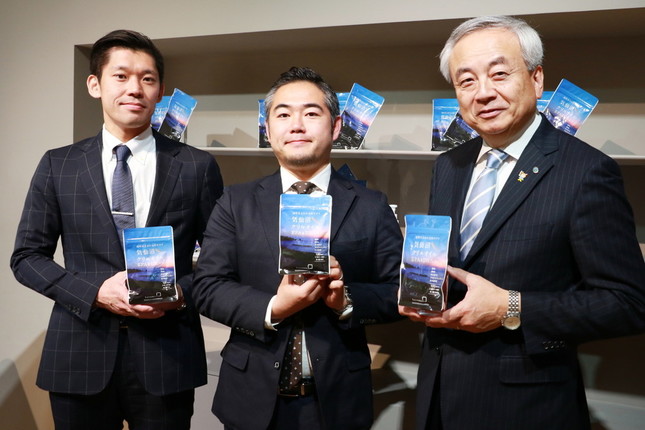 （写真右から）菅原茂・気仙沼市長、気仙沼水産資源活用研究会・佐藤俊輔会長、岩手生物工学研究センター研究員の山田秀俊さん