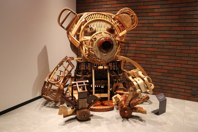 1階入り口では廃材を使った熊のオブジェが出迎える