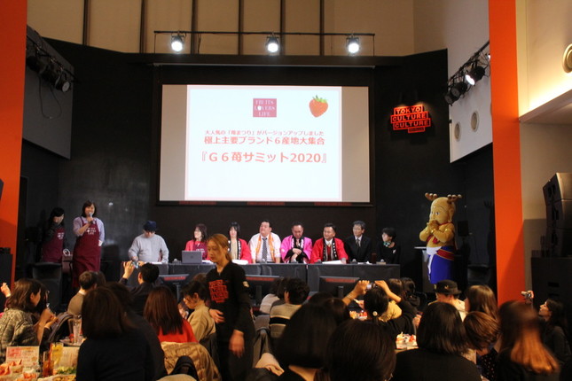 イチゴの産地の人の話を聞きながらイチゴを食べる