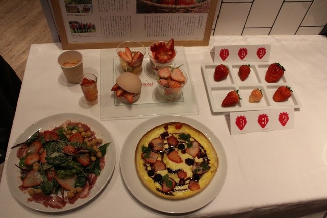 イチゴのピザやいちごのサラダも追加料金で注文できる