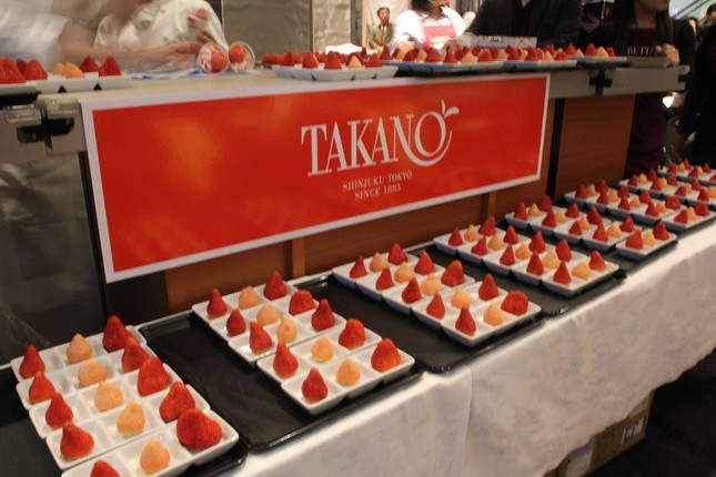 タカノフルーツパーラーのスタッフがスペシャルイチゴスイーツを提供