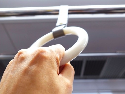 電車の混雑緩和を図るため、テレワークや時差出勤を呼び掛けているはずが…