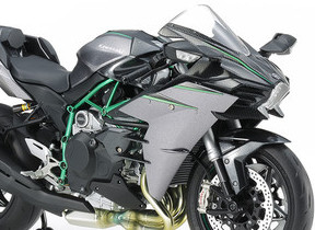 スーパーチャージャー搭載バイク「Ninja H2 CARBON」プラモデル　タミヤ